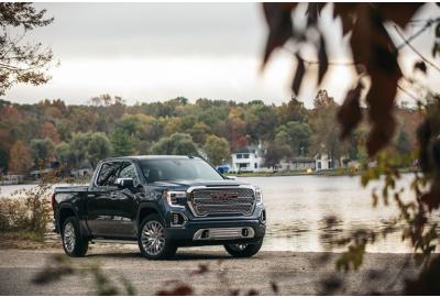 The 2019 GMC Sierra 1500 4WD Crew Cab Moves Out with a Big V-8
