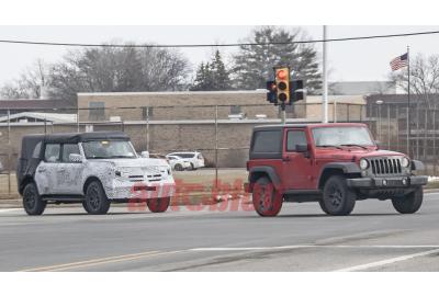 2021 Ford Bronco spied alongside Jeep Wrangler