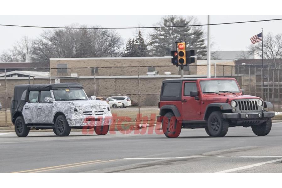 2021 Ford Bronco spied alongside Jeep Wrangler