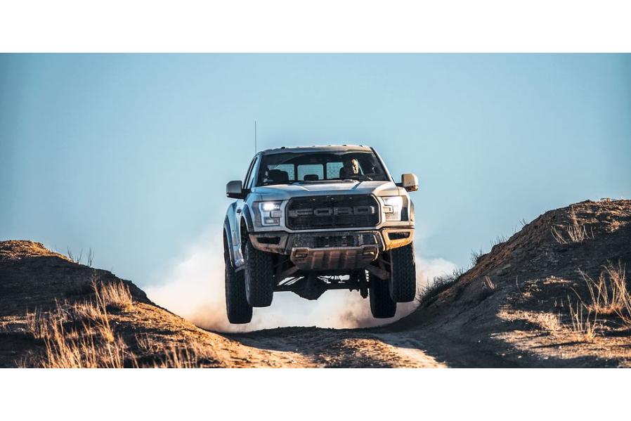 A Raptor With No Mufflers Sounds a Lot Like a Ford GT