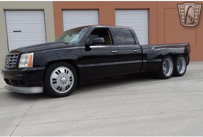 This Insane 10-Wheel Chevrolet Silverado Has A 1,425-HP V8