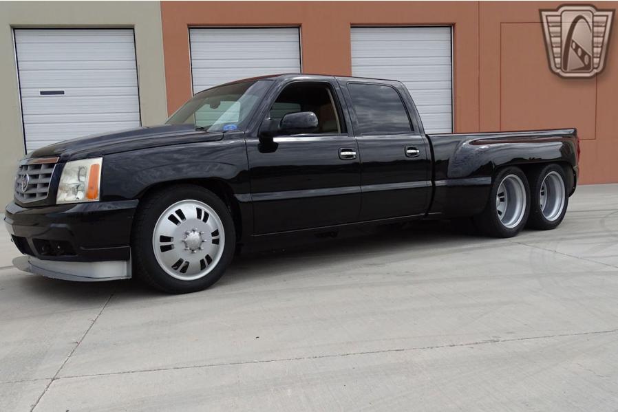 This Insane 10-Wheel Chevrolet Silverado Has A 1,425-HP V8