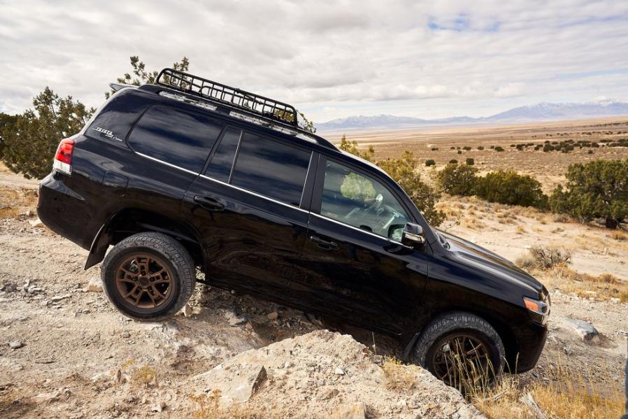 2020 Toyota Land Cruiser Rediscovers Its Off-Road Roots