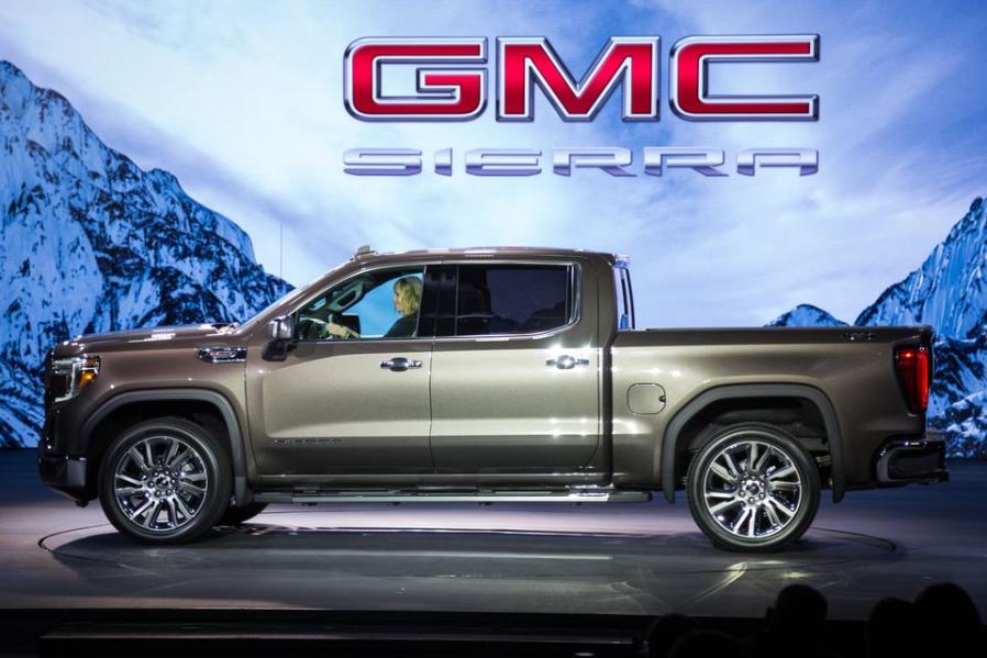 A closer look at the 2019 GMC Sierra and its impressive six-way tailgate