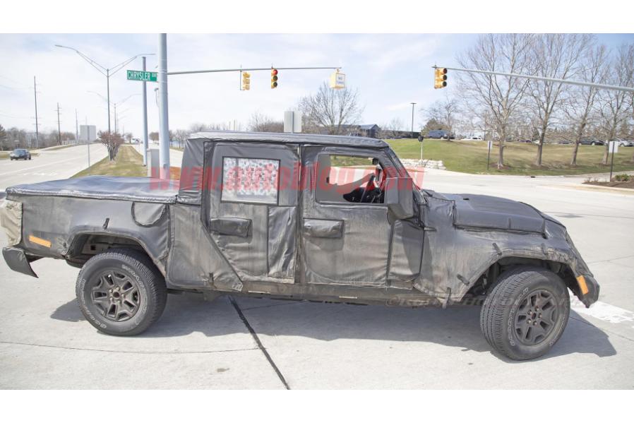 2019 Jeep Scrambler interior spied, will have Wrangler's removable top