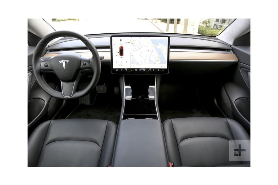 The car dashboard is dead, long live touchscreens! But give us better apps